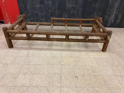 Un Lit Ou Day-bed En Bois Sculpté A Décor d'Ours Dans Le Style De La Forêt Noire,
