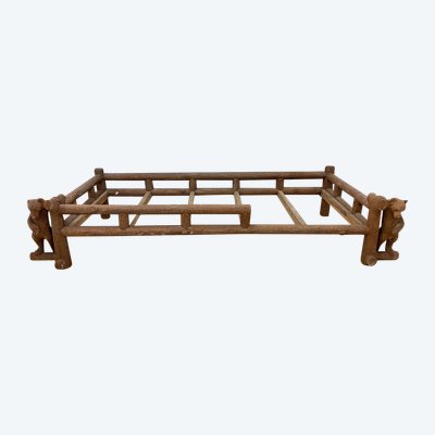 Un Lit Ou Day-bed En Bois Sculpté A Décor d'Ours Dans Le Style De La Forêt Noire,