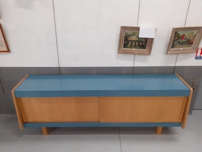 Grande credenza, 1950 circa, in frassino e laminato, nello stile di Charlotte Perriand