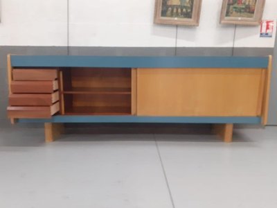 Grande credenza, 1950 circa, in frassino e laminato, nello stile di Charlotte Perriand