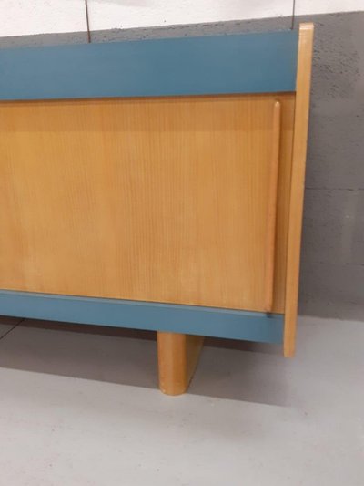 Grande credenza, 1950 circa, in frassino e laminato, nello stile di Charlotte Perriand