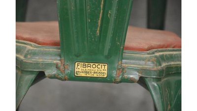Importante suite di 14 sedie industriali in Fibrocit 1930/1950 circa