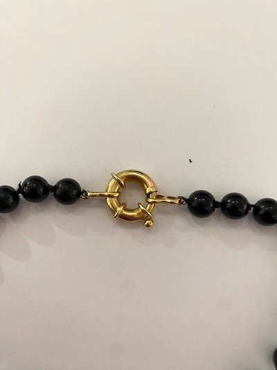 Schwarze Perlenkette und Befestigung aus 18k Gold