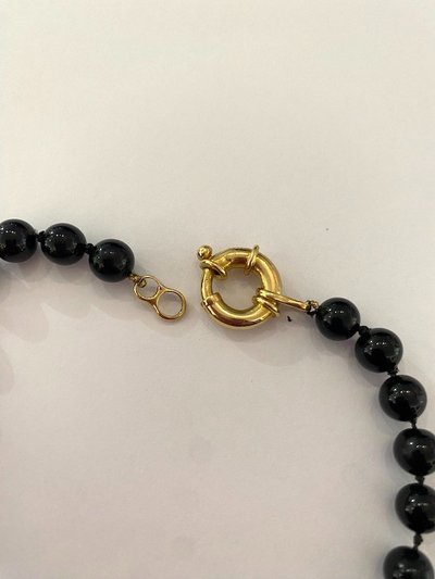Schwarze Perlenkette und Befestigung aus 18k Gold