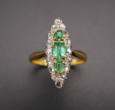 Marquise Ring Smaragde Und Diamanten im Rosenschliff, Gold Und Platin.