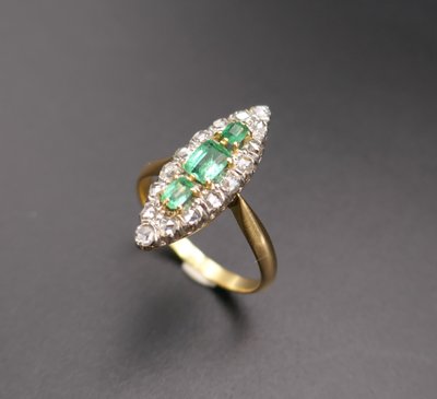 Marquise Ring Smaragde Und Diamanten im Rosenschliff, Gold Und Platin.