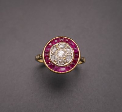 Anello Art Déco con diamanti e rubini calibrati.