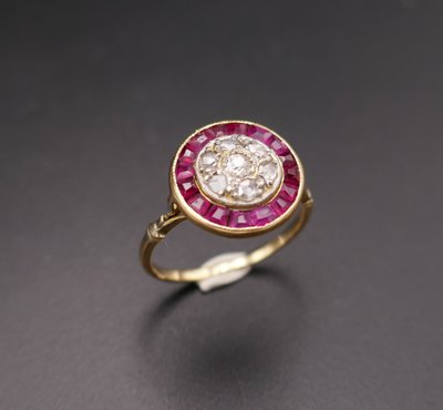 Anello Art Déco con diamanti e rubini calibrati.