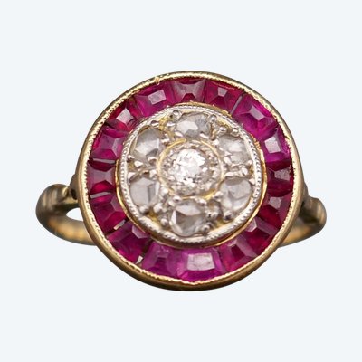 Anello Art Déco con diamanti e rubini calibrati.