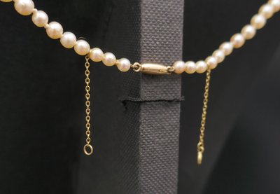 Collier De Perles De Culture En Chute, Fermoir Et Chaînette De Sécurité, 18 Carats.