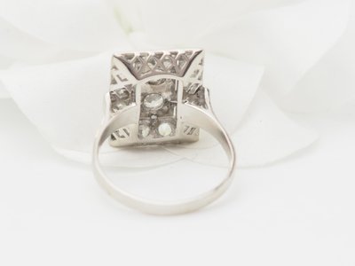 Art Deco ring in white gold and platinum, diamonds