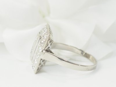 Art Deco ring in white gold and platinum, diamonds