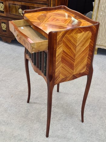 Comodino / Sauteuse in intarsio e pelle, XIX secolo