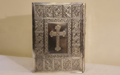 Couverture de bible  en métal argenté 