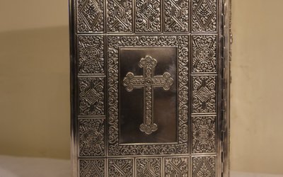 Couverture de bible  en métal argenté 