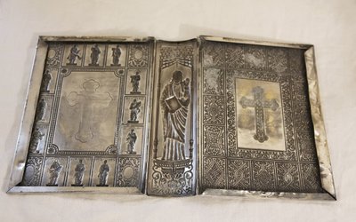 Couverture de bible  en métal argenté 