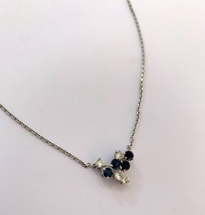 Collana in oro bianco con diamanti e zaffiri incastonati