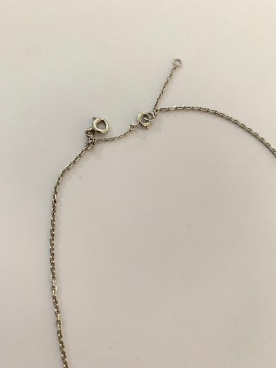 Collana in oro bianco con diamanti e zaffiri incastonati