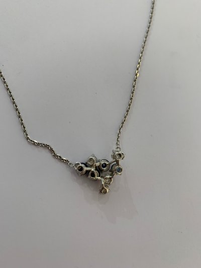 Collana in oro bianco con diamanti e zaffiri incastonati