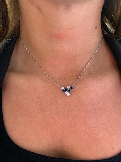 Collana in oro bianco con diamanti e zaffiri incastonati