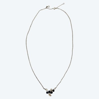 Collana in oro bianco con diamanti e zaffiri incastonati