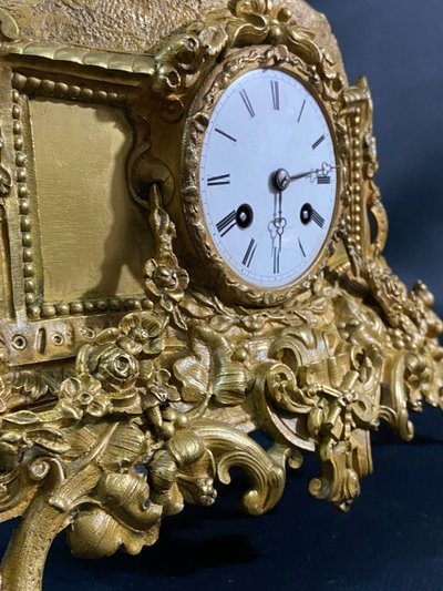 Pendule XIXe au jeune coupe romantique en bronze doré époque 1830