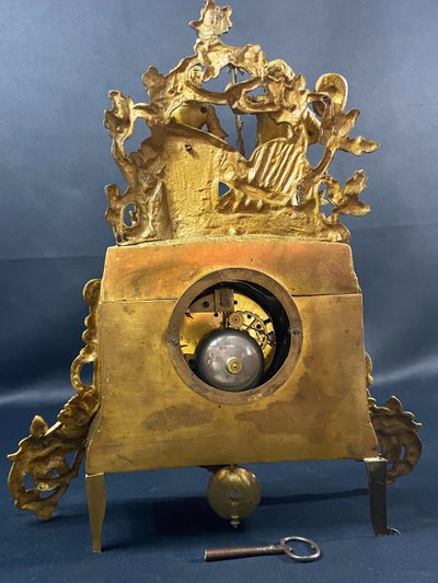 Pendule XIXe au jeune coupe romantique en bronze doré époque 1830
