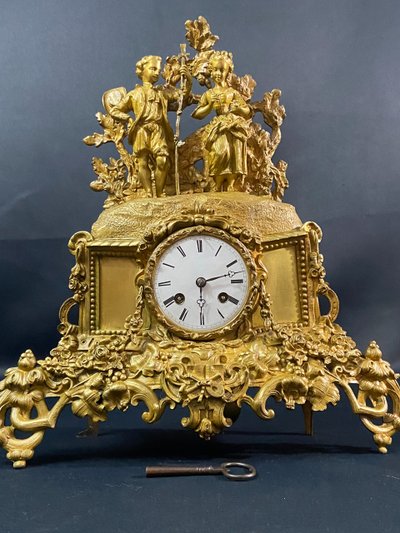 Pendule XIXe au jeune coupe romantique en bronze doré époque 1830