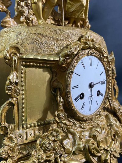 Pendule XIXe au jeune coupe romantique en bronze doré époque 1830