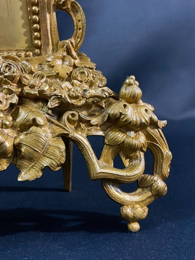 Pendule XIXe au jeune coupe romantique en bronze doré époque 1830
