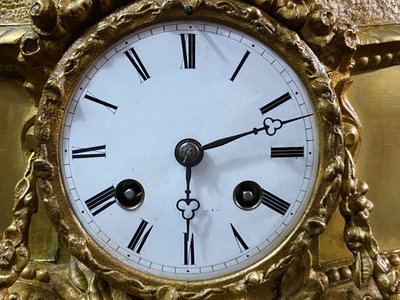 Pendule XIXe au jeune coupe romantique en bronze doré époque 1830