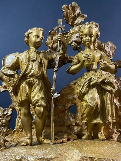 Pendule XIXe au jeune coupe romantique en bronze doré époque 1830
