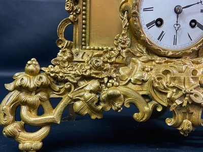 Pendule XIXe au jeune coupe romantique en bronze doré époque 1830