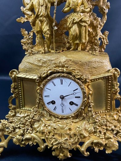 Pendule XIXe au jeune coupe romantique en bronze doré époque 1830