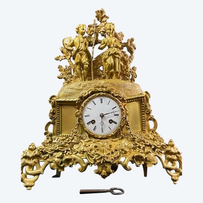 Pendule XIXe au jeune coupe romantique en bronze doré époque 1830