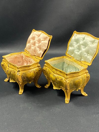 Coppia di portagioie in bronzo laccato giallo in stile Luigi XV, inizio XX secolo