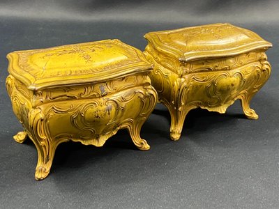 Coppia di portagioie in bronzo laccato giallo in stile Luigi XV, inizio XX secolo