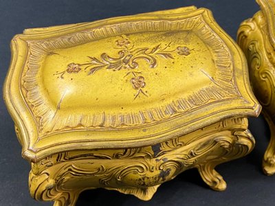 Coppia di portagioie in bronzo laccato giallo in stile Luigi XV, inizio XX secolo