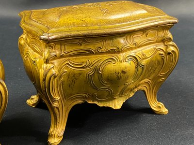 Coppia di portagioie in bronzo laccato giallo in stile Luigi XV, inizio XX secolo