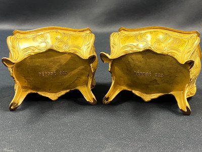 Coppia di portagioie in bronzo laccato giallo in stile Luigi XV, inizio XX secolo