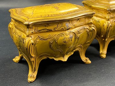 Coppia di portagioie in bronzo laccato giallo in stile Luigi XV, inizio XX secolo