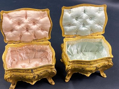 Coppia di portagioie in bronzo laccato giallo in stile Luigi XV, inizio XX secolo