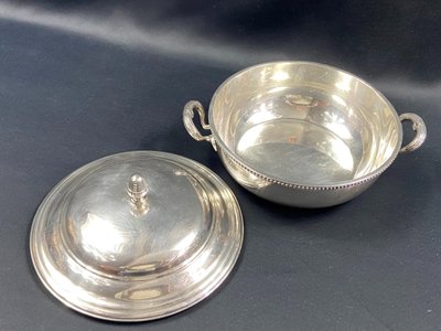 Piatto per verdure argentato in stile Luigi XVI firmato ERCUIS