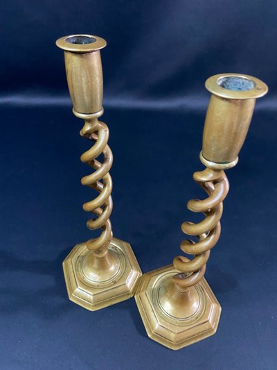 Paire de bougeoirs chandeliers torsadés en bronze Angleterre début XIXe