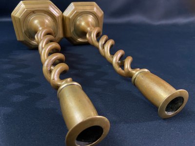 Paire de bougeoirs chandeliers torsadés en bronze Angleterre début XIXe