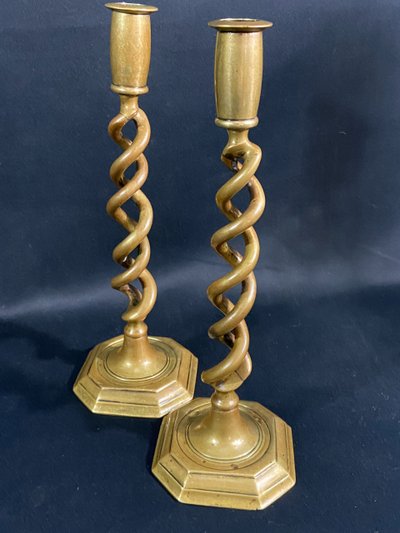 Paire de bougeoirs chandeliers torsadés en bronze Angleterre début XIXe