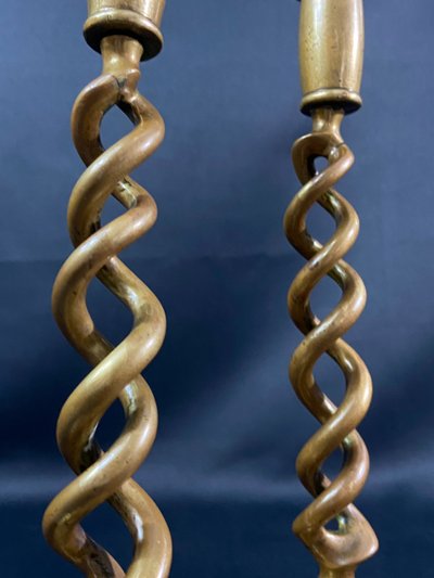 Paire de bougeoirs chandeliers torsadés en bronze Angleterre début XIXe