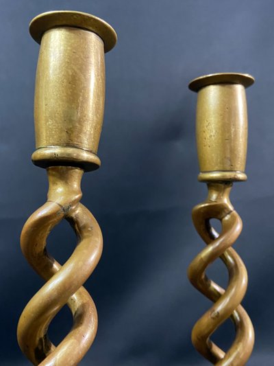 Paire de bougeoirs chandeliers torsadés en bronze Angleterre début XIXe