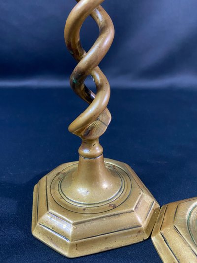 Paire de bougeoirs chandeliers torsadés en bronze Angleterre début XIXe
