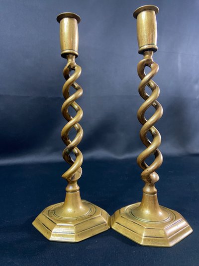 Paire de bougeoirs chandeliers torsadés en bronze Angleterre début XIXe